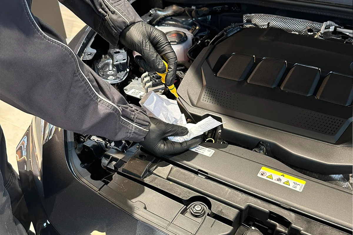 Mitarbeiter reparieren eine Motorraum