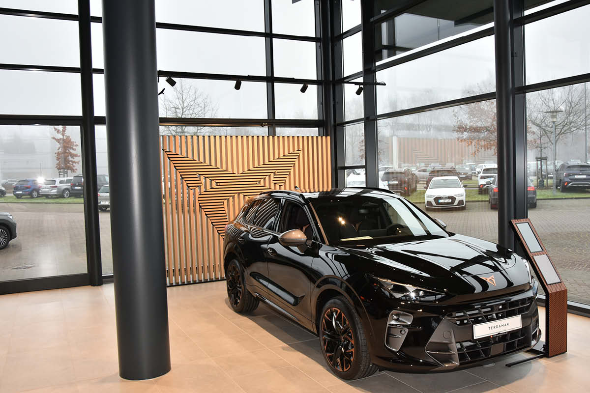 Auto im Innenbereich, CUPRA Garage Lüneburg