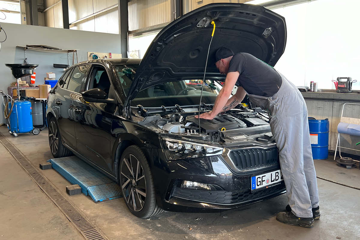 Werkstatt mit Kfz-Mechaniker im M&M Autohaus in Wittingen