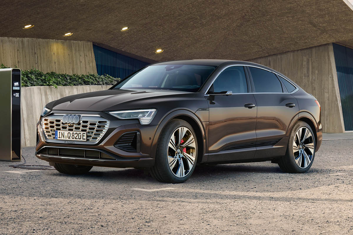 Audi Q8 mit einem Haus im Hintergrund