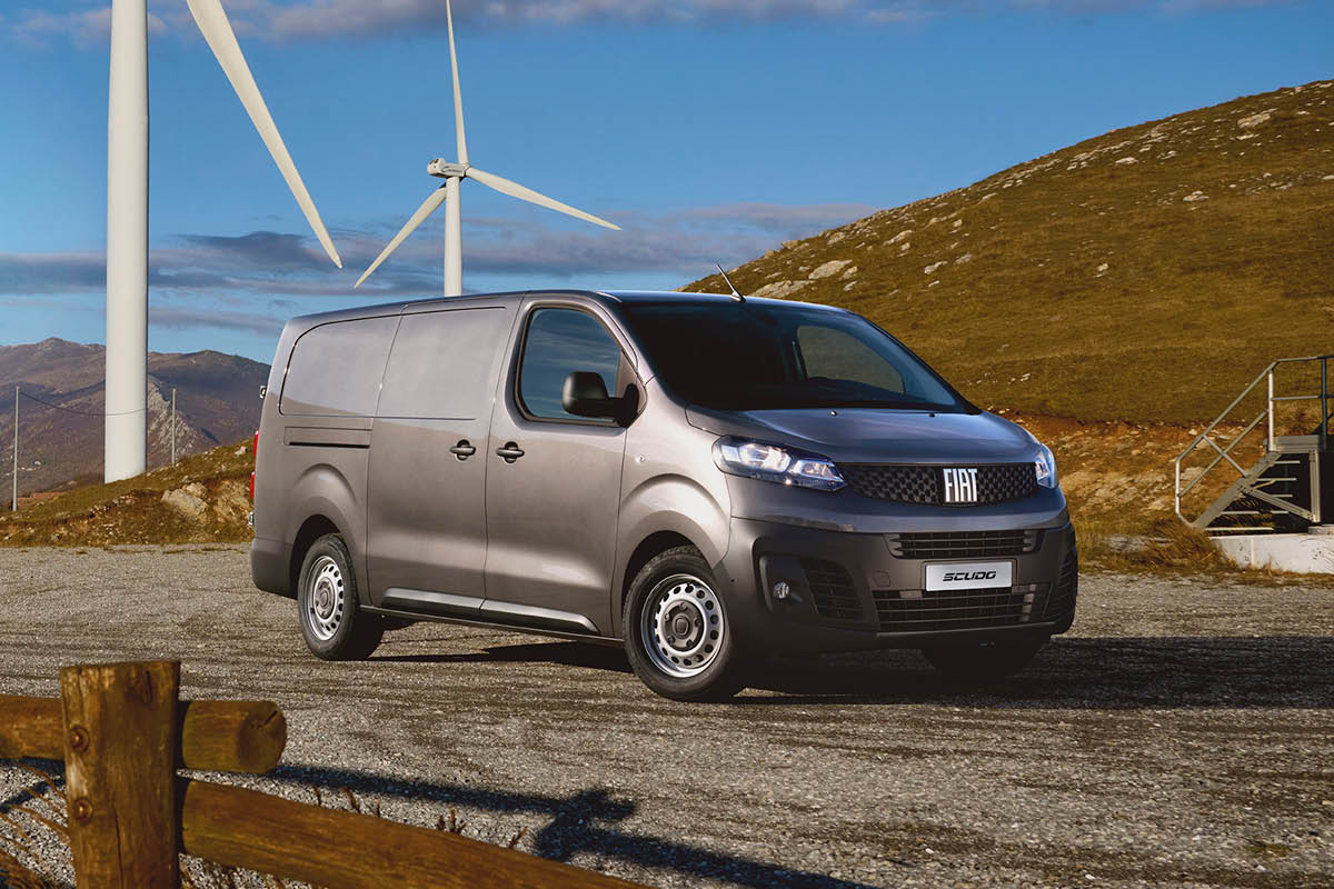 Fiat Scudo vor Windräder