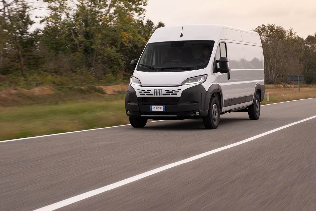 Fiat Ducato fahrend auf einer Straße