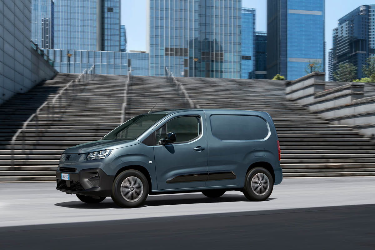 Fiat Doblo vor einer langen Treppe