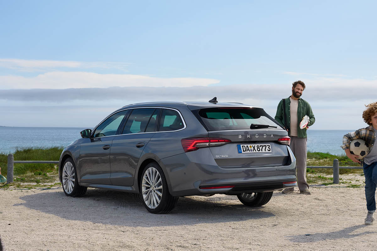 Skoda Oktavia von Hinten mit Kinder