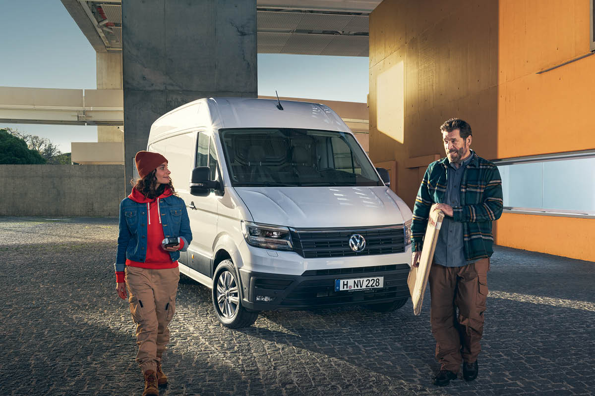 Weißer VW Crafter mit 2 Personen davor